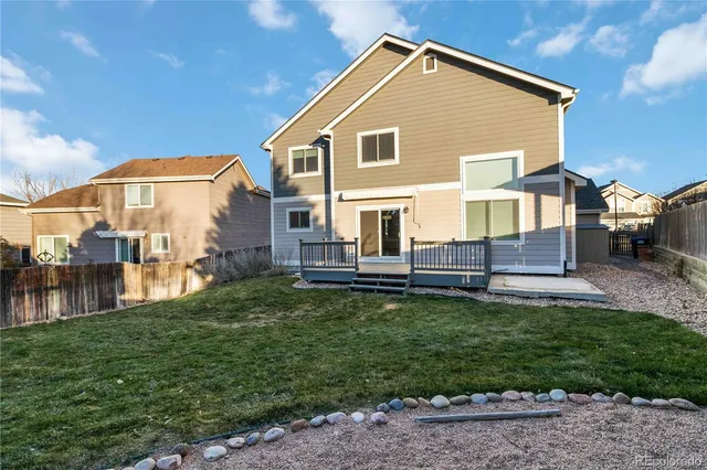 a view of a house with backyard and garden