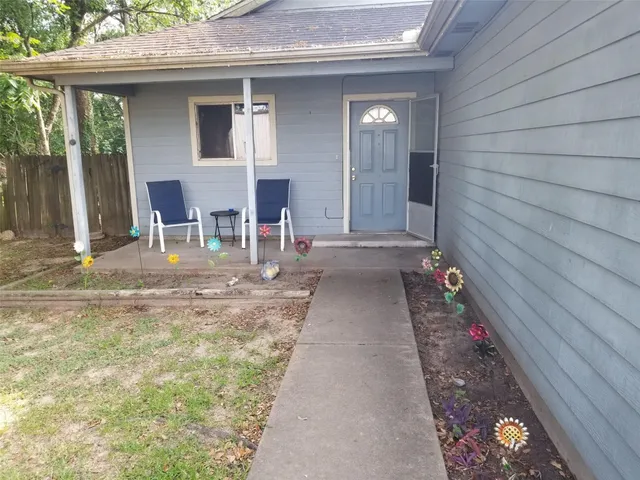 a view of a house with backyard and porch