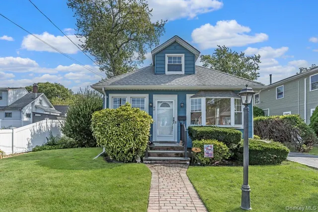 $629,000 | 1887 Bryant Place, Baldwin, NY 11510