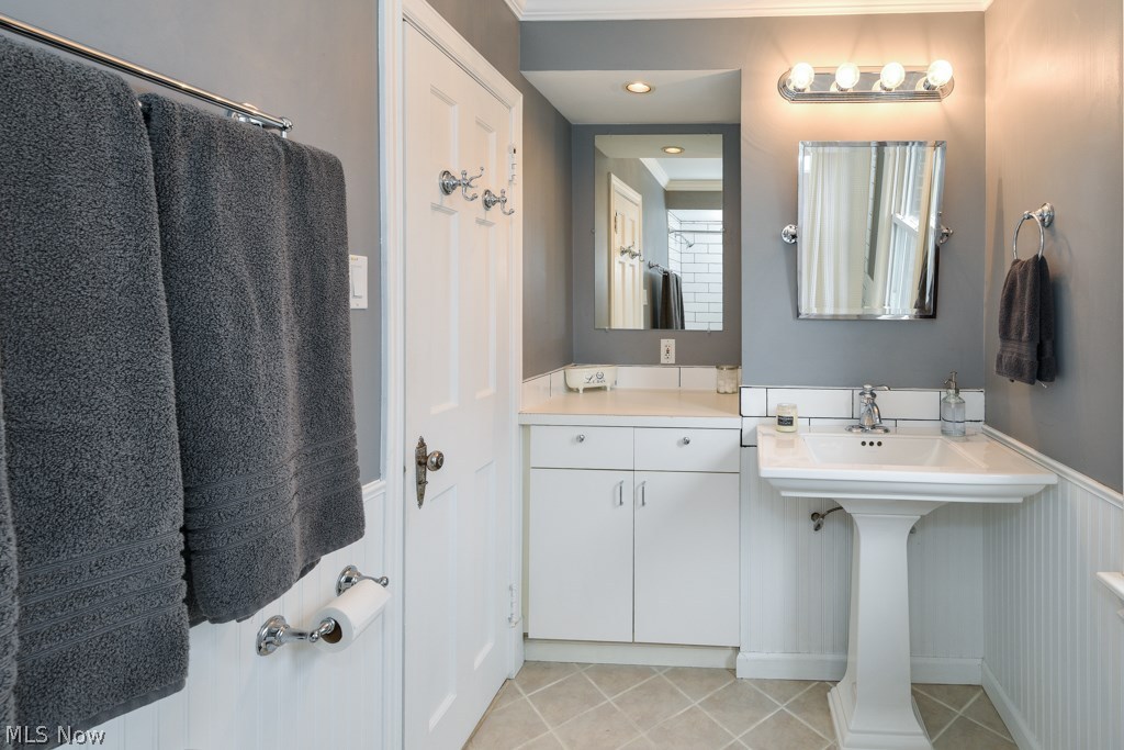2404 Saybrook Road Cleveland, OH 44118 - Photo 17 of 28