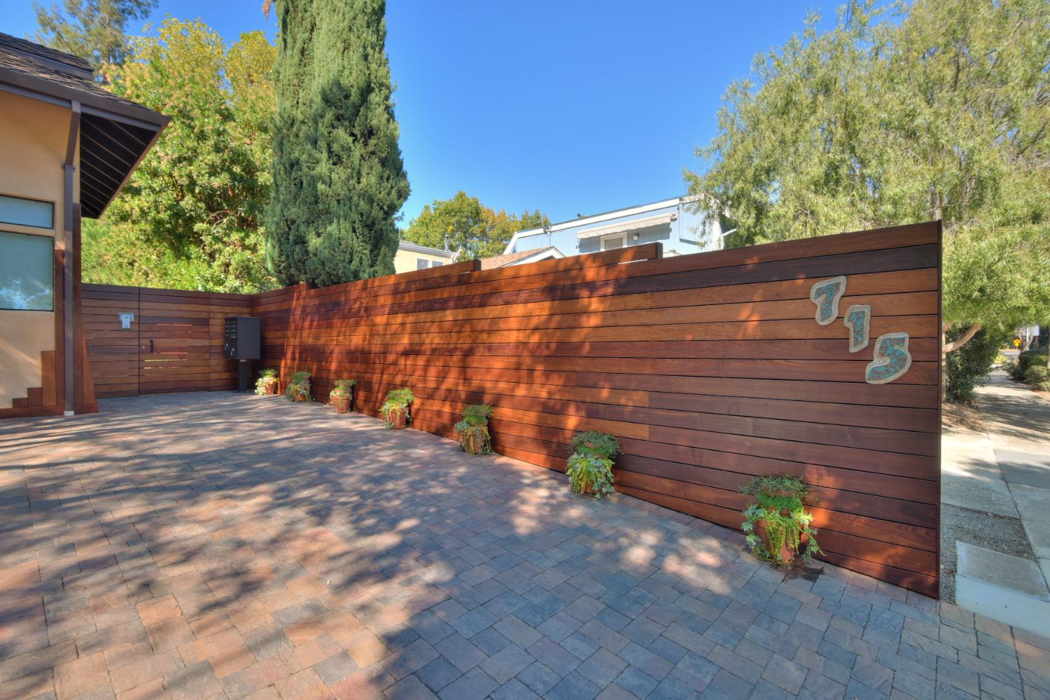 251 Middlefield Road Palo Alto, CA 94301 - Photo 8 of 76 a backyard of a house with lots of green space