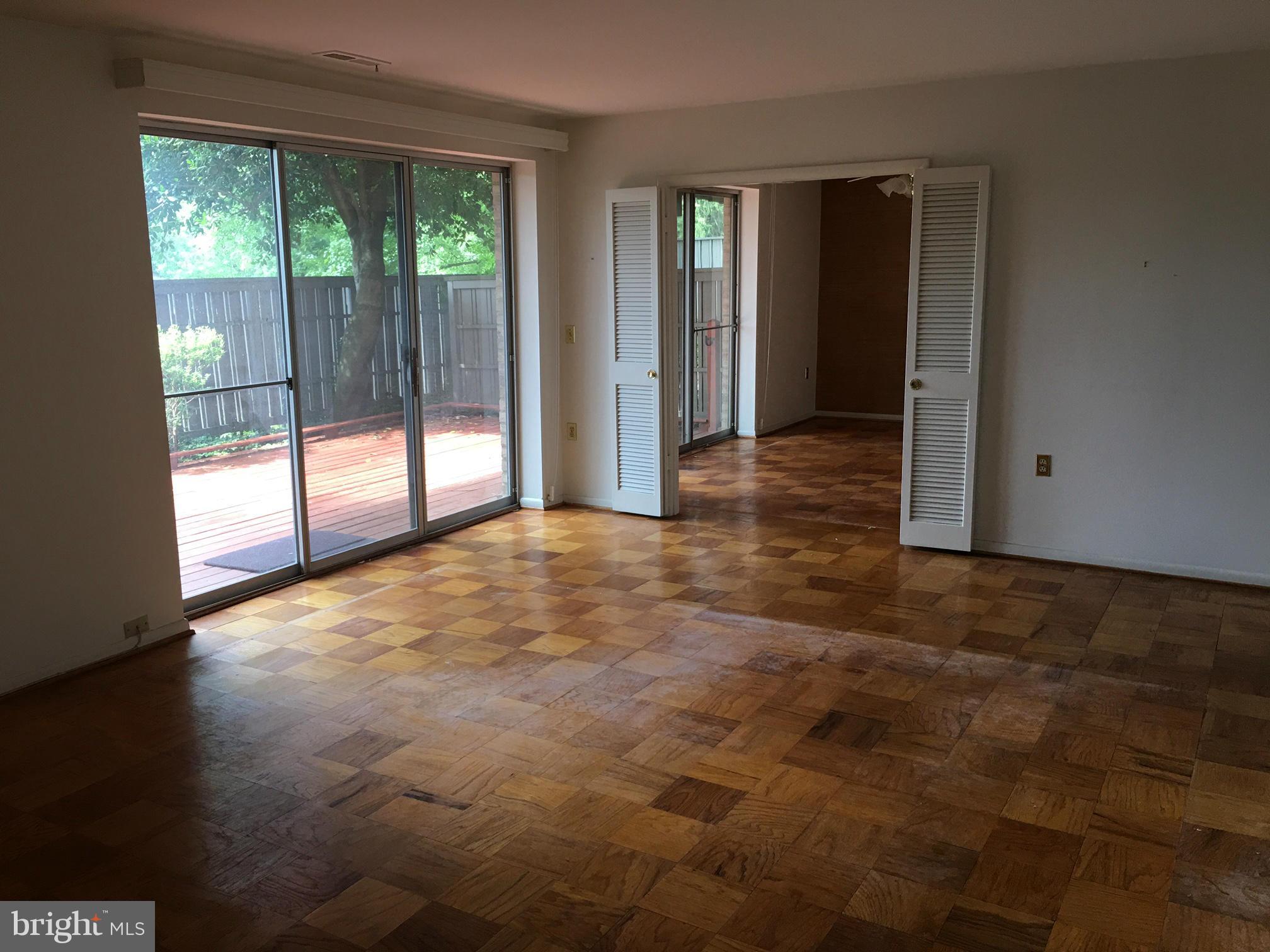 102 Cross Keys Road, Unit R102A Baltimore, MD 21210 - Photo 7 of 21 Living Room