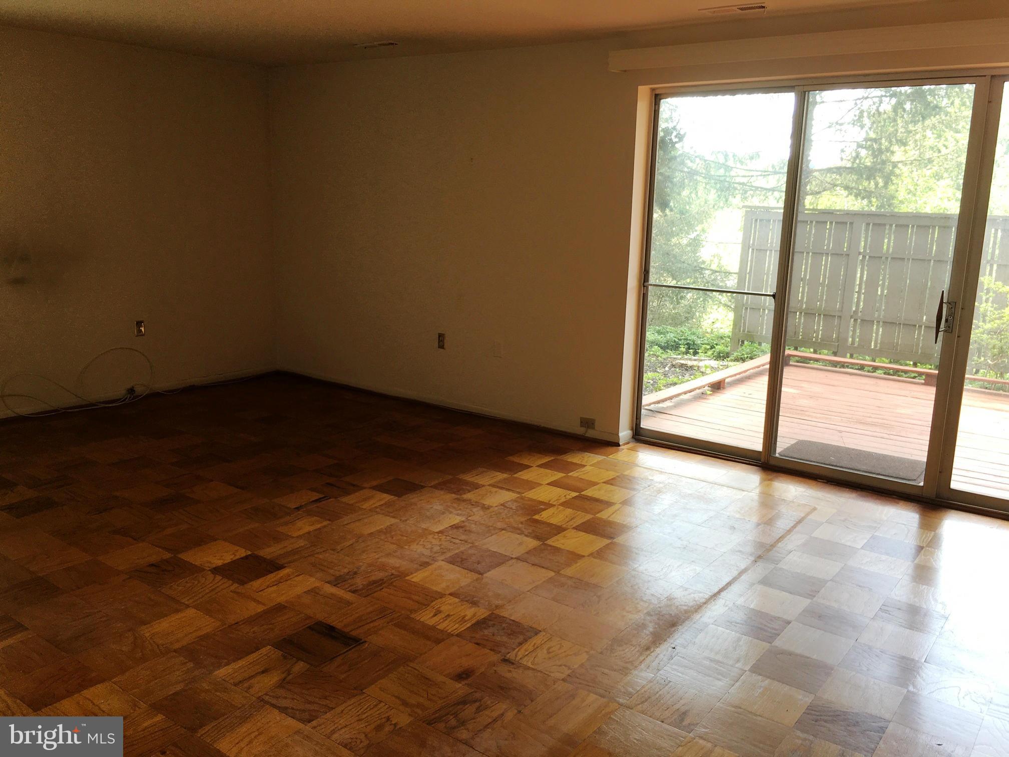 102 Cross Keys Road, Unit R102A Baltimore, MD 21210 - Photo 8 of 21 Living Room