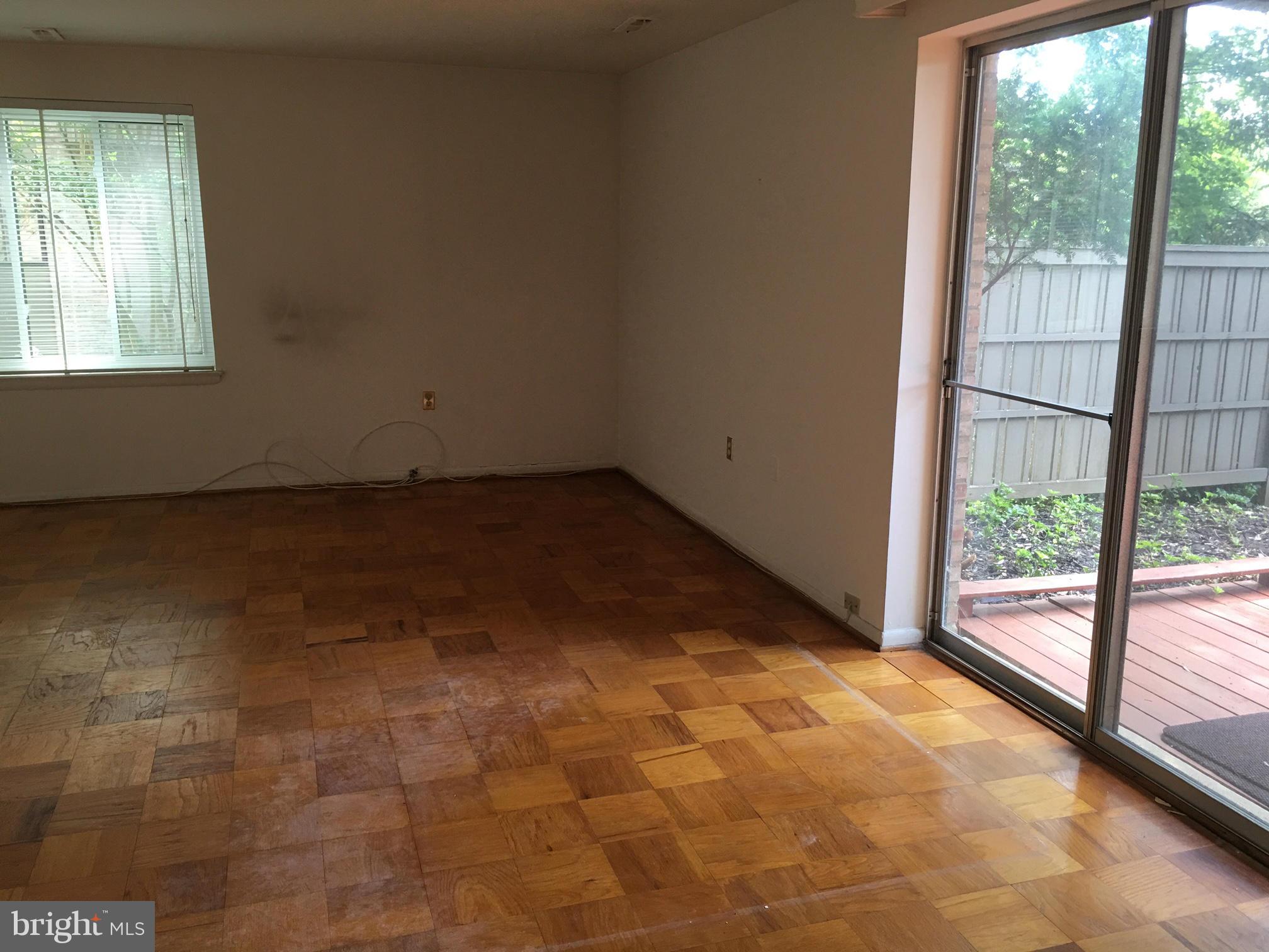 102 Cross Keys Road, Unit R102A Baltimore, MD 21210 - Photo 9 of 21 Living Room
