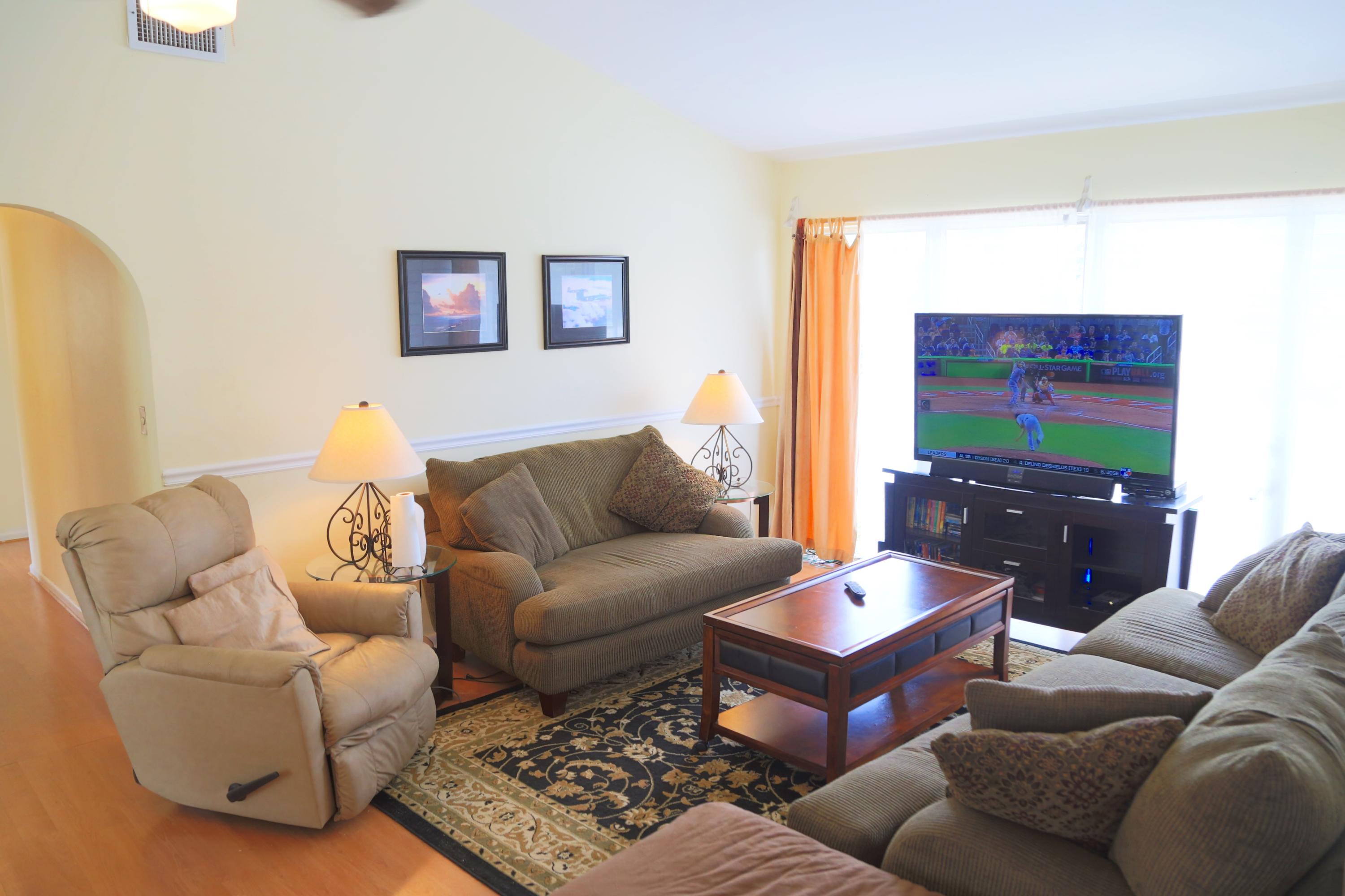437 Gulf Road North Palm Beach, FL 33408 - Photo 8 of 17 vaulted ceilings