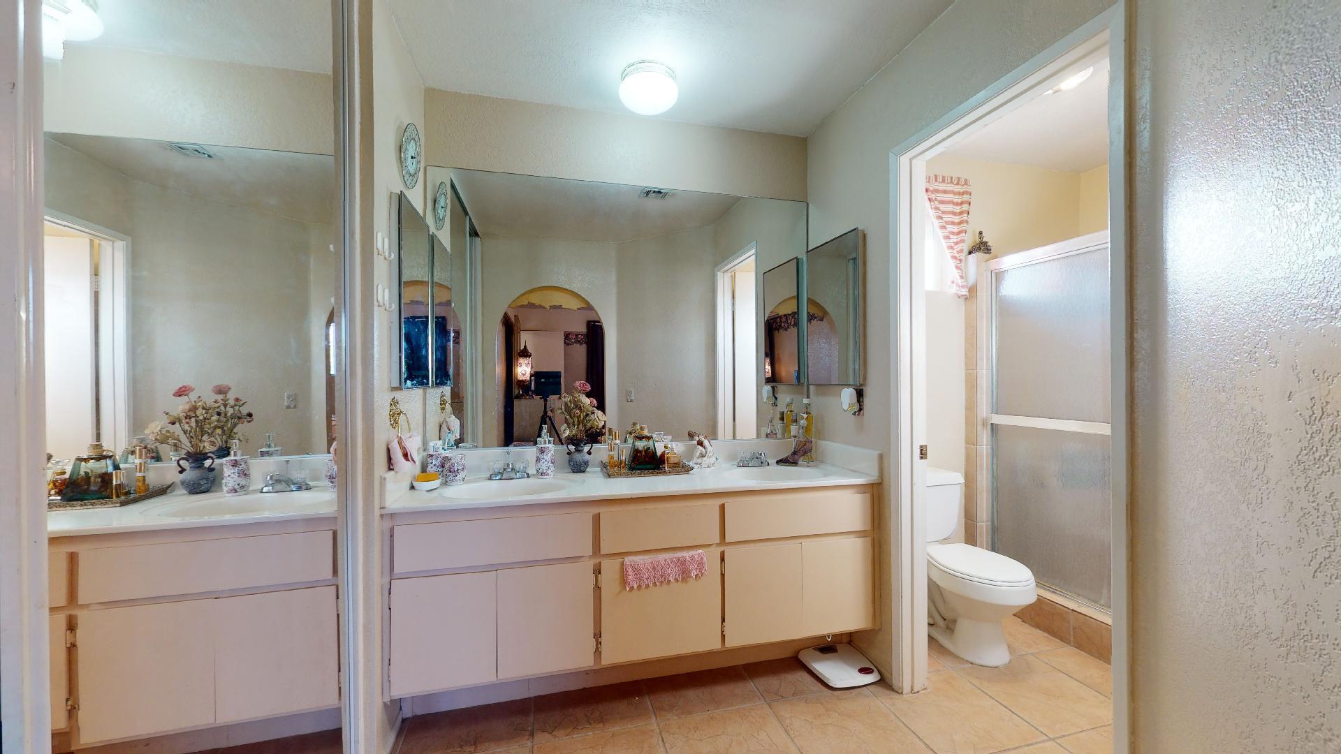 45808 Sutter Creek Road Indio, CA 92201 - Photo 25 of 55 a en suite bathroom with a toilet sink double vanity and mirror