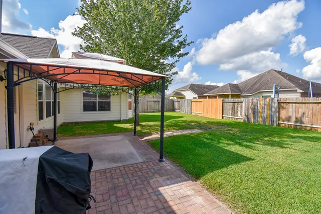 a view of a house with backyard and porch