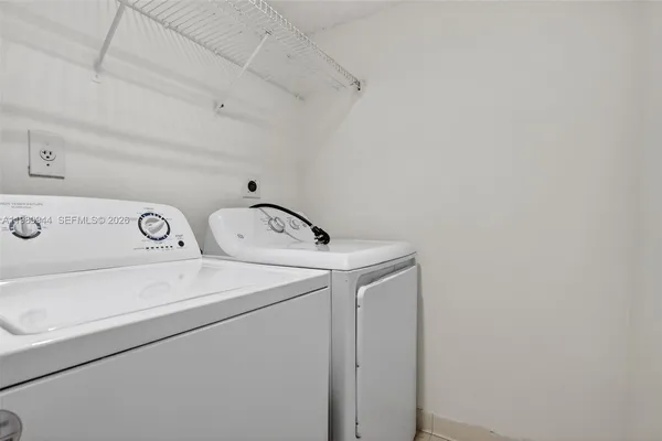 $2,350 | 400 Palm Circle West, Unit 306, Pembroke Pines, FL 33025