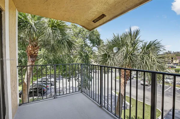 $2,350 | 400 Palm Circle West, Unit 306, Pembroke Pines, FL 33025