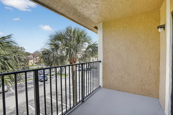 $2,350 | 400 Palm Circle West, Unit 306, Pembroke Pines, FL 33025