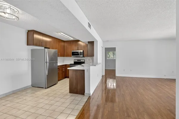 $2,350 | 400 Palm Circle West, Unit 306, Pembroke Pines, FL 33025