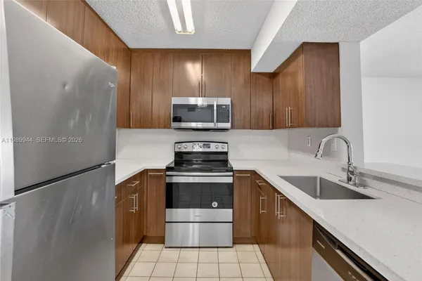 $2,350 | 400 Palm Circle West, Unit 306, Pembroke Pines, FL 33025