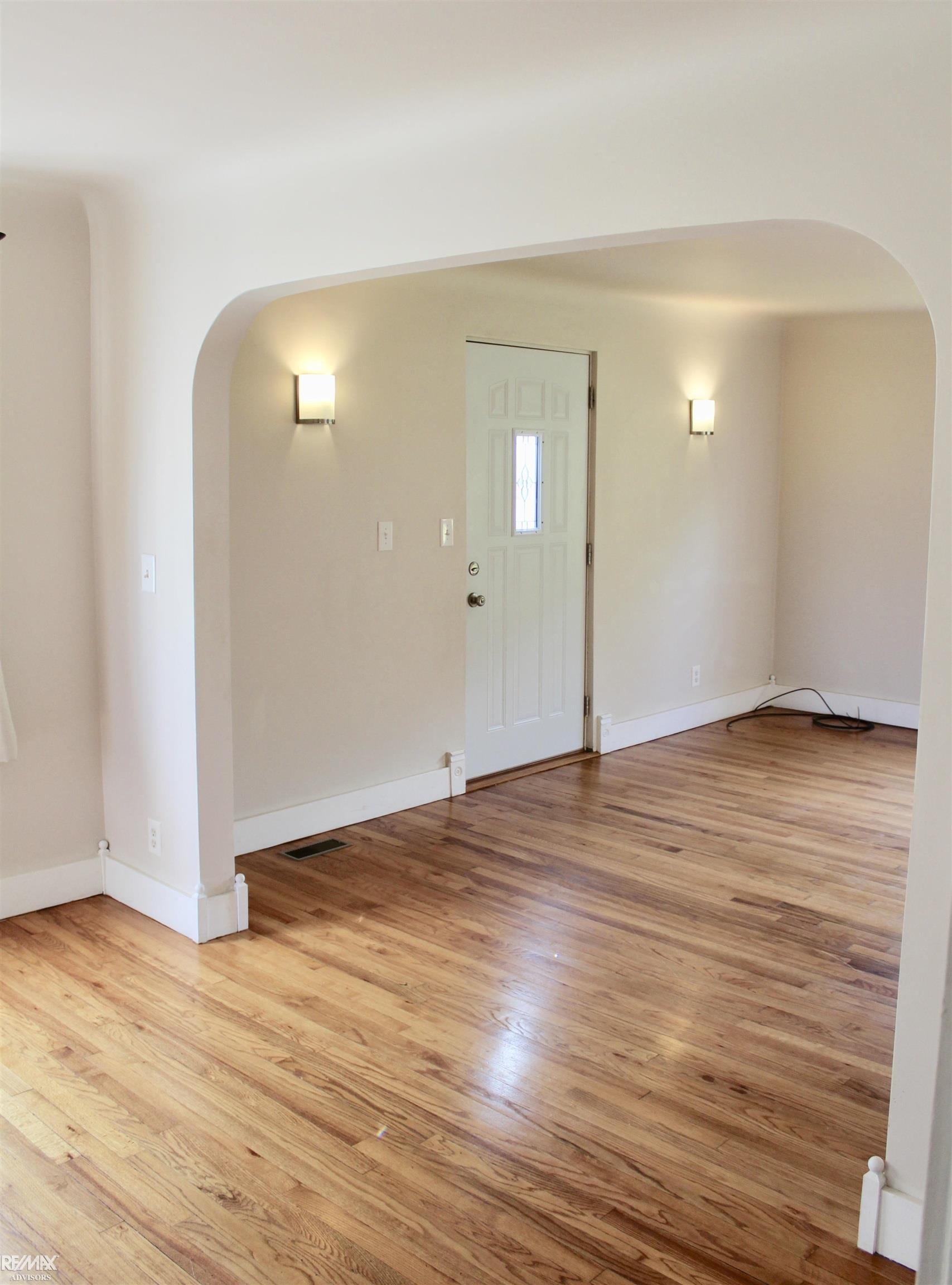 303 Cox Road St. Clair, MI 48079 - Photo 7 of 22 50185379-a9adf630-226c-4b88-bbc5-b601c8f1398d.JPG