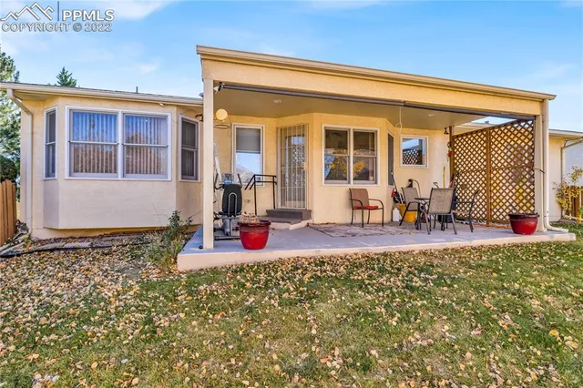 a view of a house with backyard