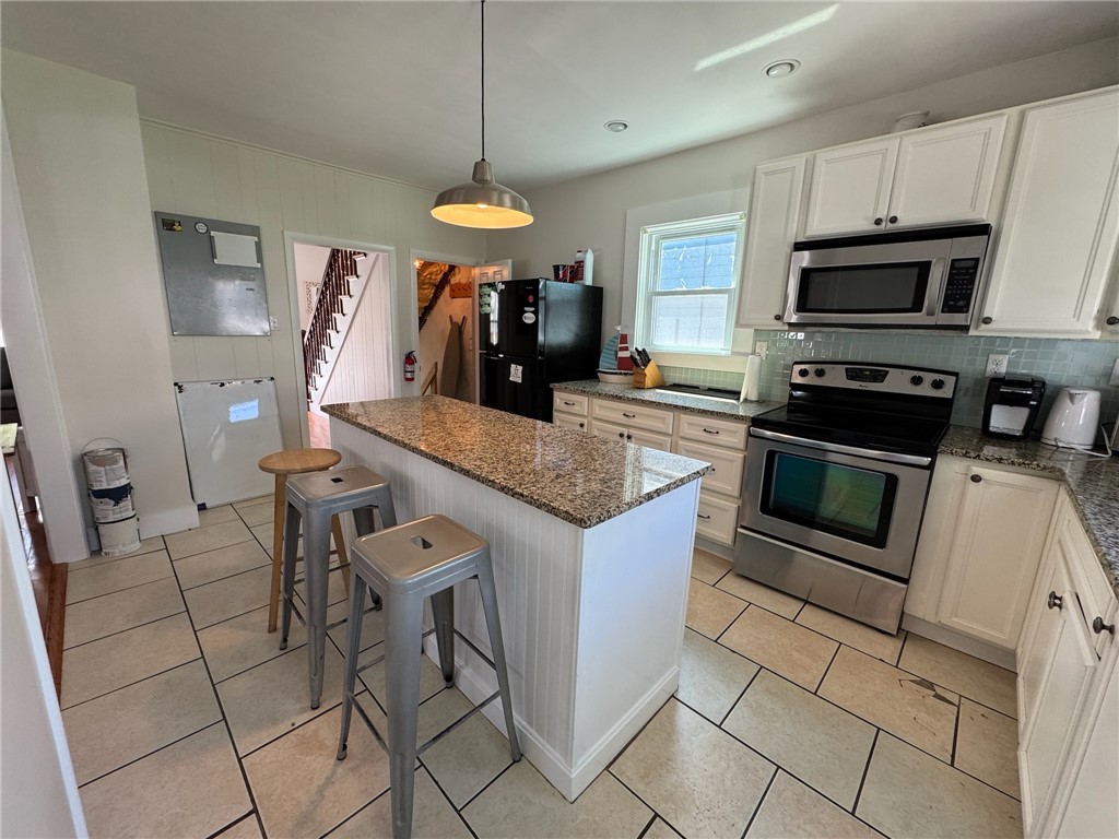 20 Narragansett Avenue Newport, RI 02840 - Photo 1 of 31