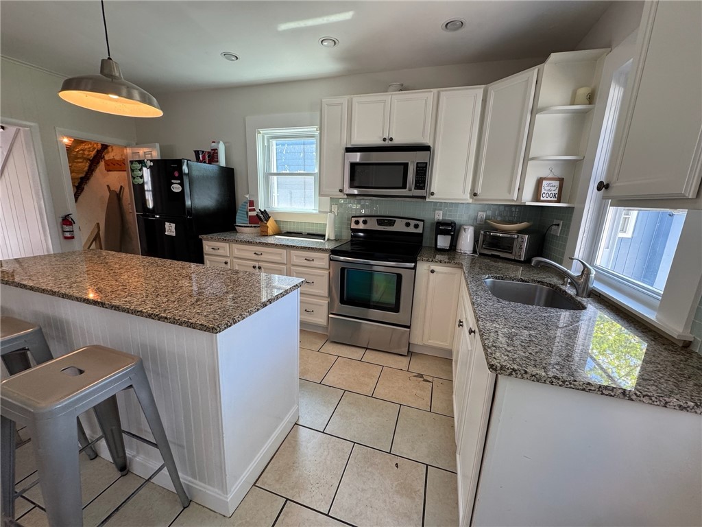 20 Narragansett Avenue Newport, RI 02840 - Photo 2 of 31