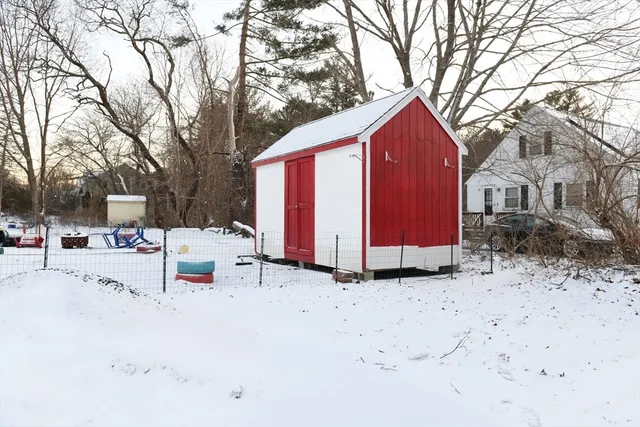 a view of backyard with a white house