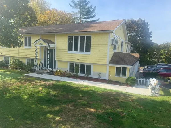 a view of a yard in front of house