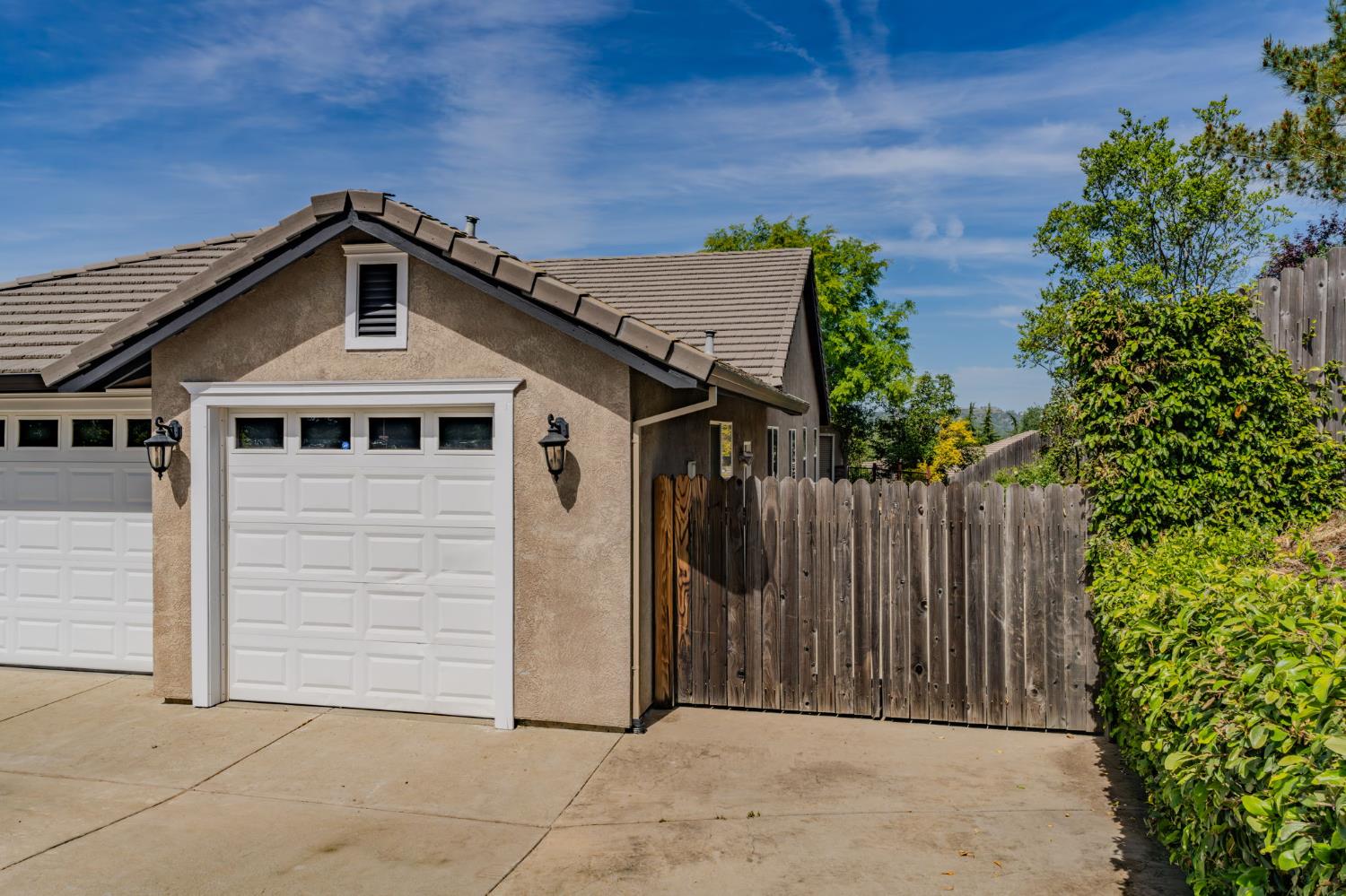 532 Oakridge Road Valley Springs, CA 95252 - Photo 14 of 89 a front view of a house with a garage