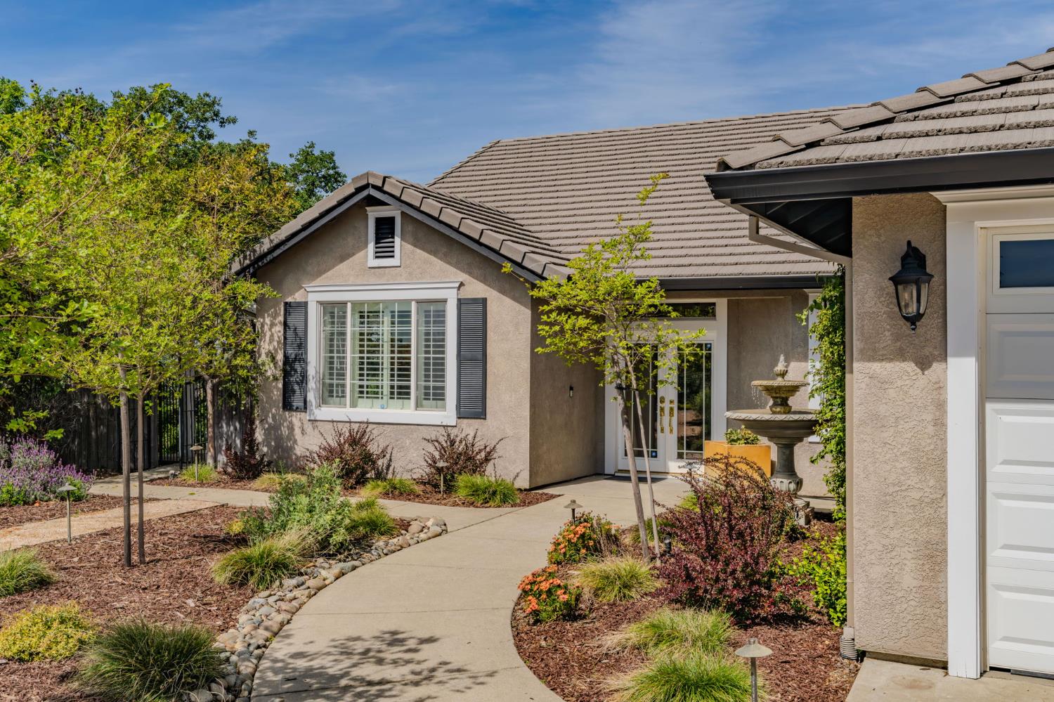 532 Oakridge Road Valley Springs, CA 95252 - Photo 18 of 89 a front view of a house with garden
