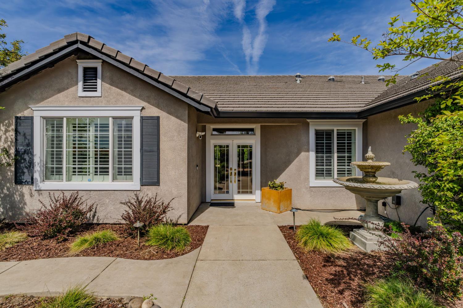 532 Oakridge Road Valley Springs, CA 95252 - Photo 19 of 89 a front view of a house with a yard