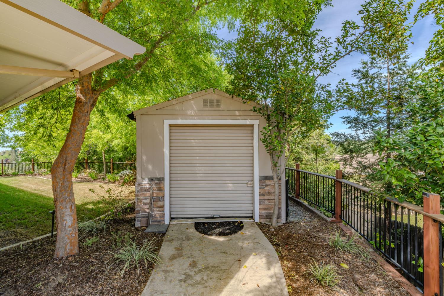 532 Oakridge Road Valley Springs, CA 95252 - Photo 72 of 89 a front view of a house with garden