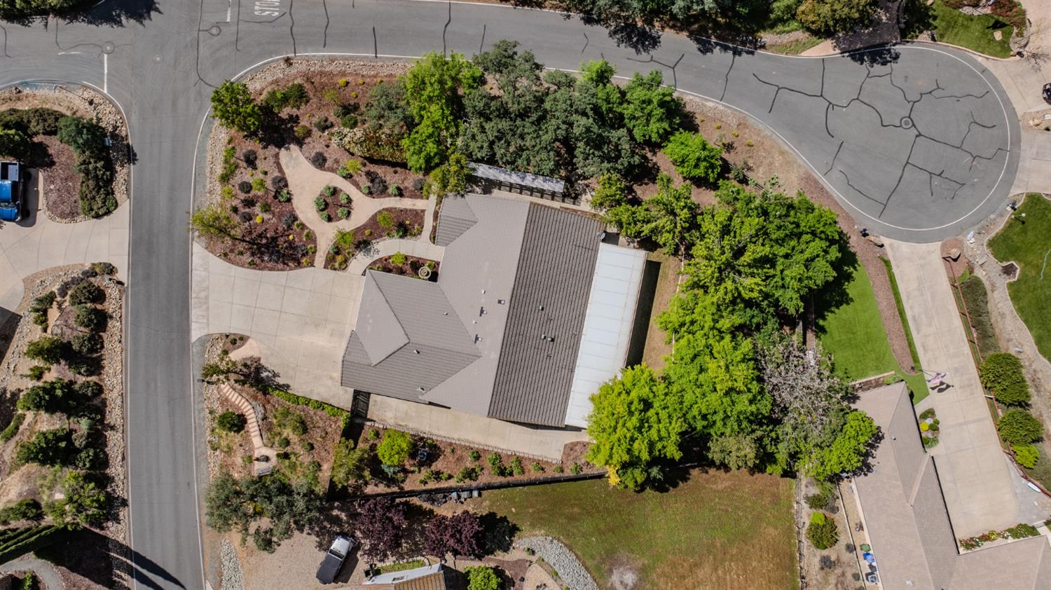 532 Oakridge Road Valley Springs, CA 95252 - Photo 81 of 89 an aerial view of a house with a yard and a fountain