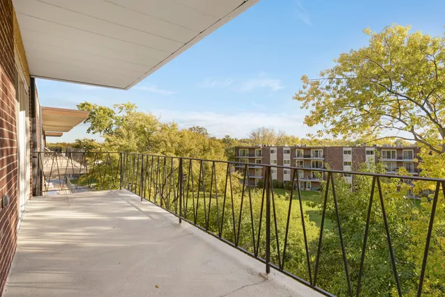 $205,000 | 5300 Walnut Avenue, Unit 18E, Downers Grove, IL 60515