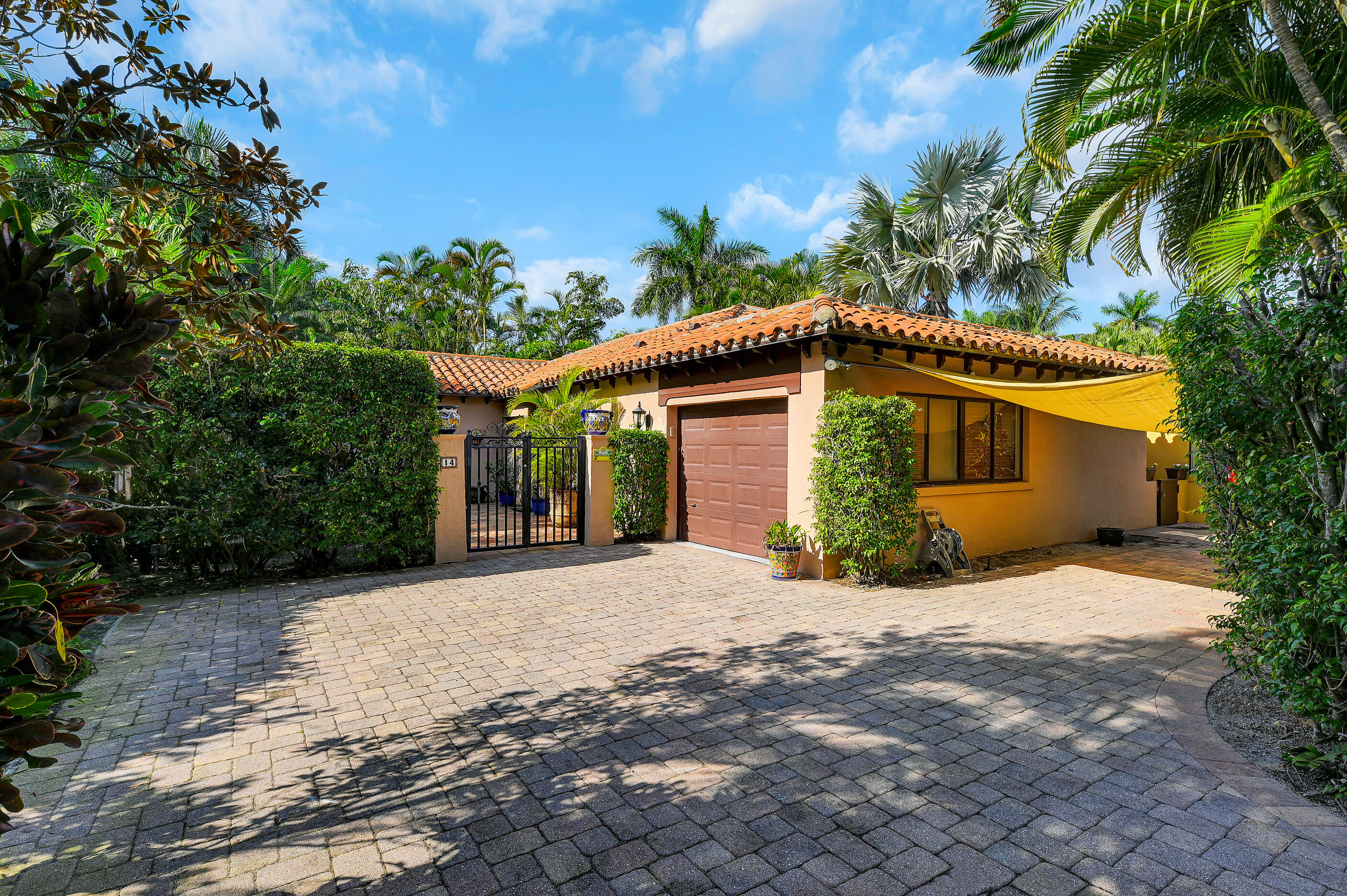 14 Little Pond Road Manalapan, FL 33462 - Photo 2 of 33 02