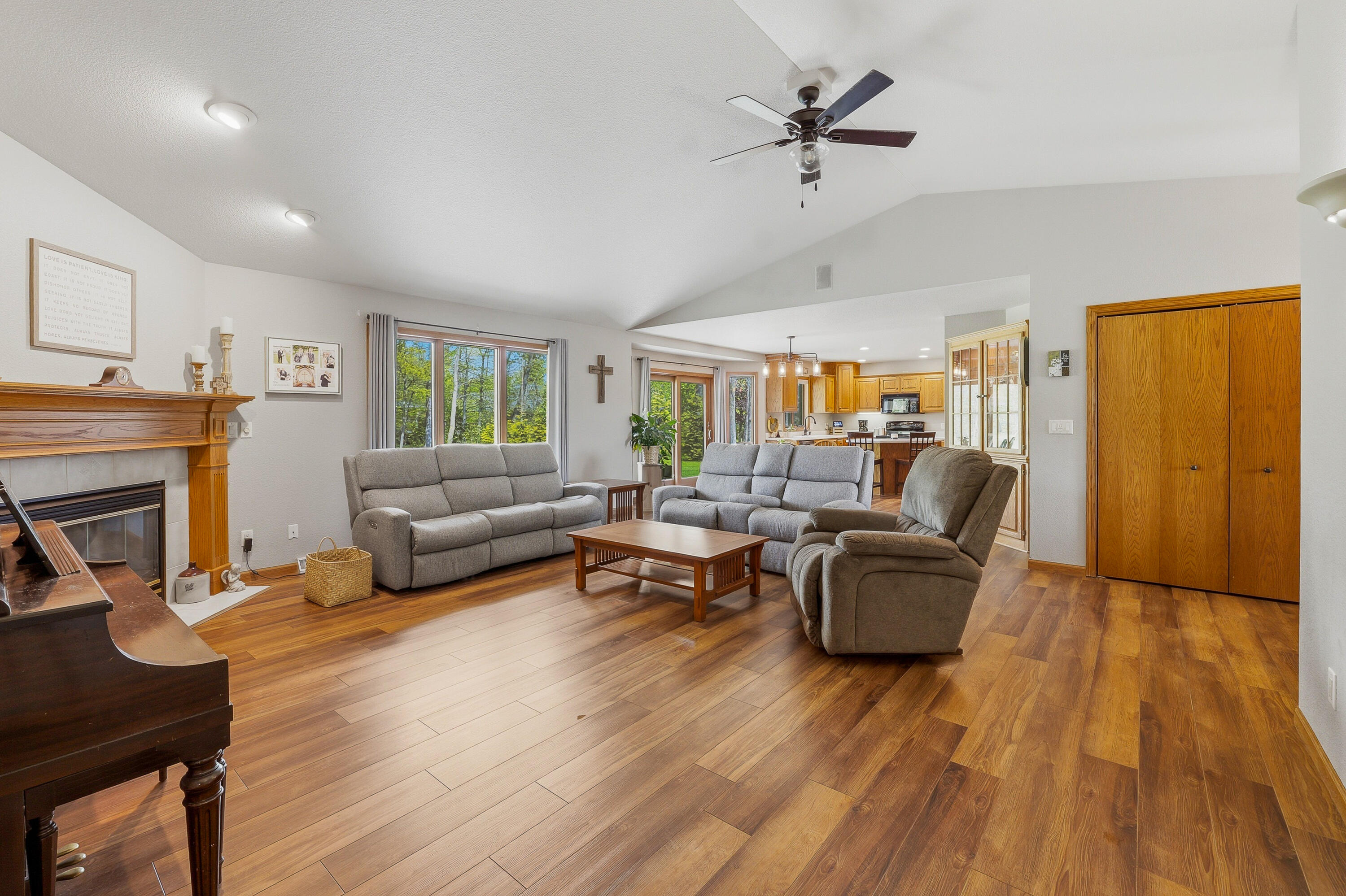 1616 Sandstone Lane Howards Grove, WI 53083 - Photo 8 of 47 Living Room