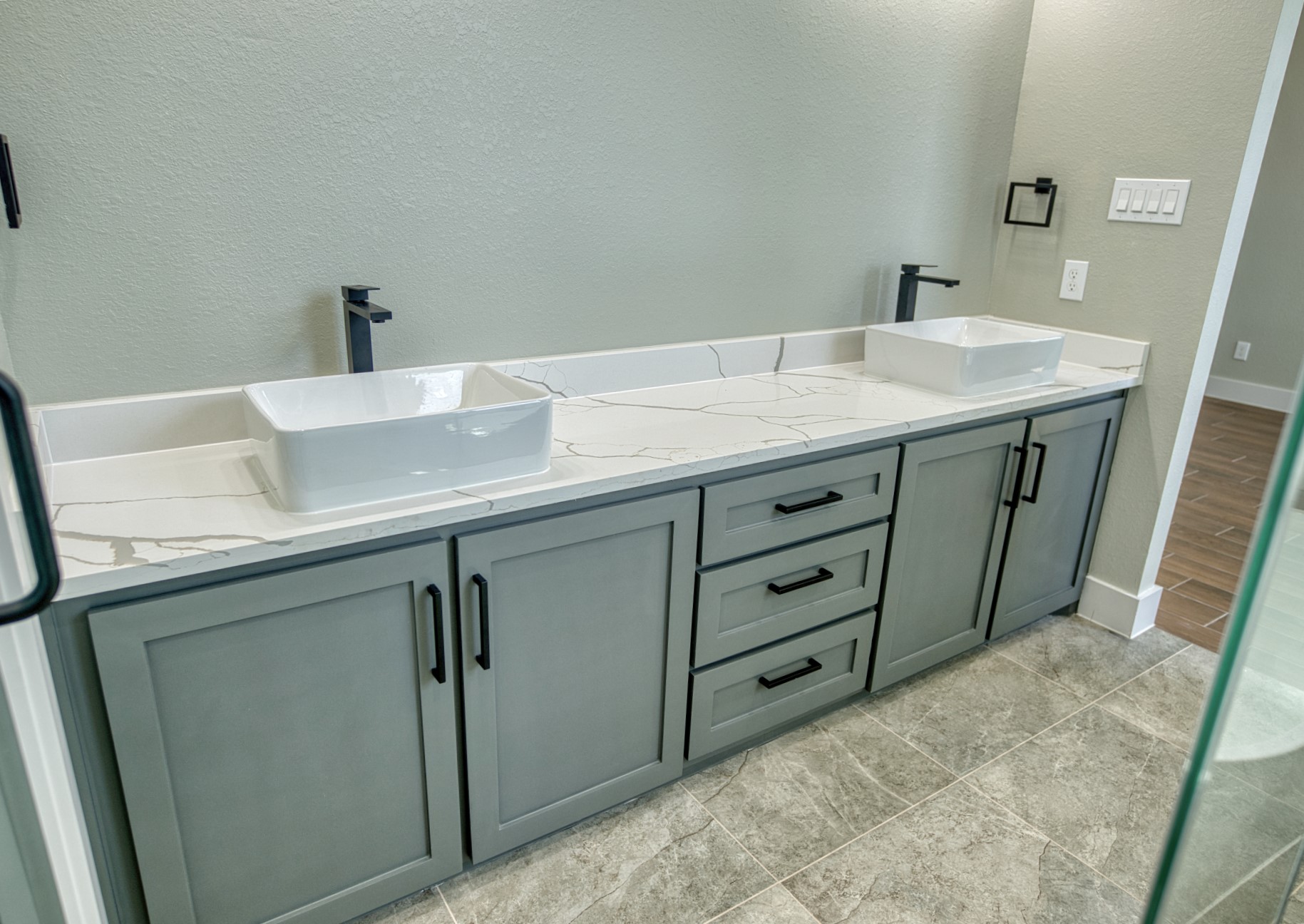 925 Buffalo Trail Angleton, TX 77515 - Photo 28 of 45 a bathroom with a sink and a mirror