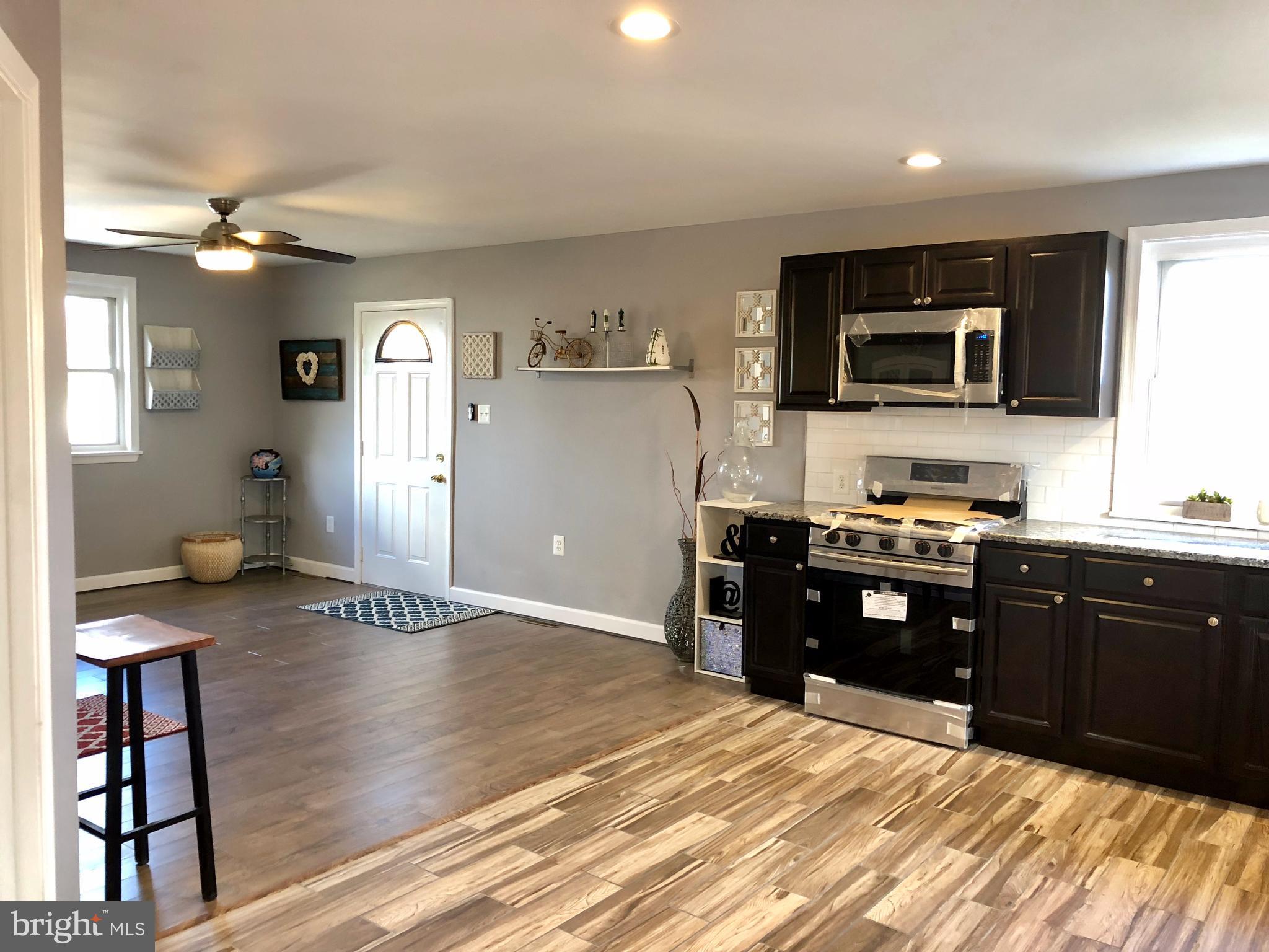 177 Dunlap Road Pasadena, MD 21122 - Photo 4 of 25 Living Room