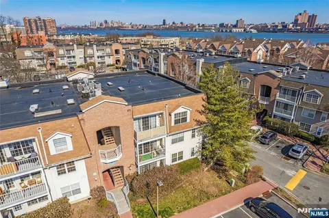 $579,900 | 100 Crown Court, Unit 482, Edgewater, NJ 07020