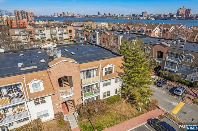 $579,900 | 100 Crown Court, Unit 482, Edgewater, NJ 07020