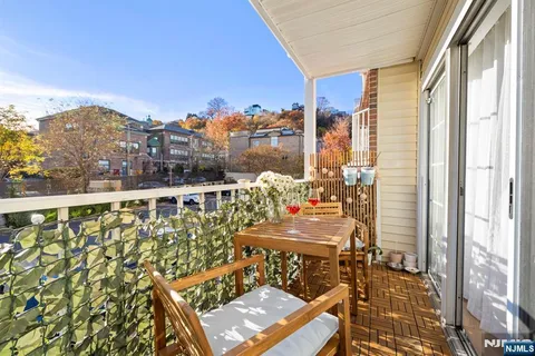 $579,900 | 100 Crown Court, Unit 482, Edgewater, NJ 07020