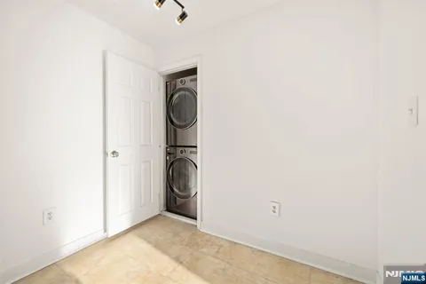 $579,900 | 100 Crown Court, Unit 482, Edgewater, NJ 07020