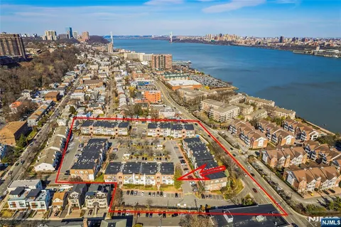 $579,900 | 100 Crown Court, Unit 482, Edgewater, NJ 07020