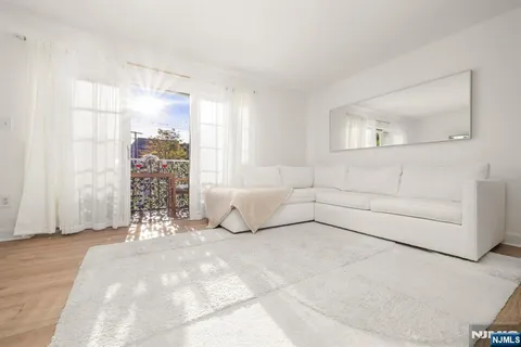 $579,900 | 100 Crown Court, Unit 482, Edgewater, NJ 07020