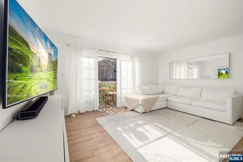 $579,900 | 100 Crown Court, Unit 482, Edgewater, NJ 07020