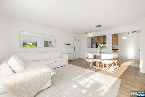 $579,900 | 100 Crown Court, Unit 482, Edgewater, NJ 07020