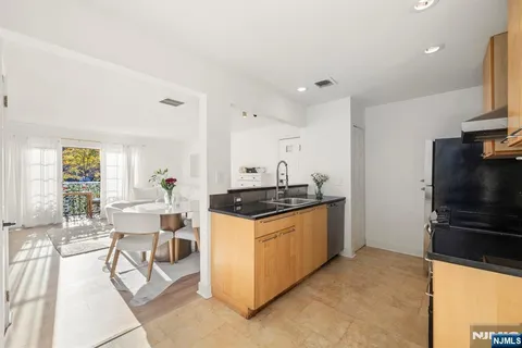 $579,900 | 100 Crown Court, Unit 482, Edgewater, NJ 07020