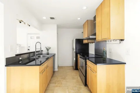 $579,900 | 100 Crown Court, Unit 482, Edgewater, NJ 07020