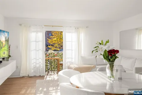 $579,900 | 100 Crown Court, Unit 482, Edgewater, NJ 07020