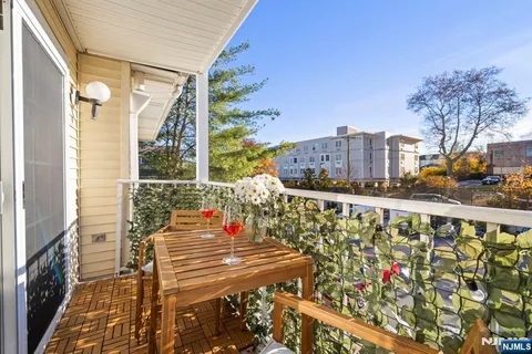 $579,900 | 100 Crown Court, Unit 482, Edgewater, NJ 07020