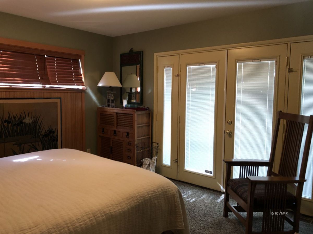 52572 Idyllmont Road Idyllwild, CA 92549 - Photo 6 of 13 a bedroom with a bed and a mirror on dresser