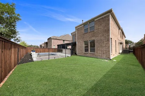 a view of a house with backyard and garden