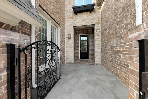a view of entryway with a front door