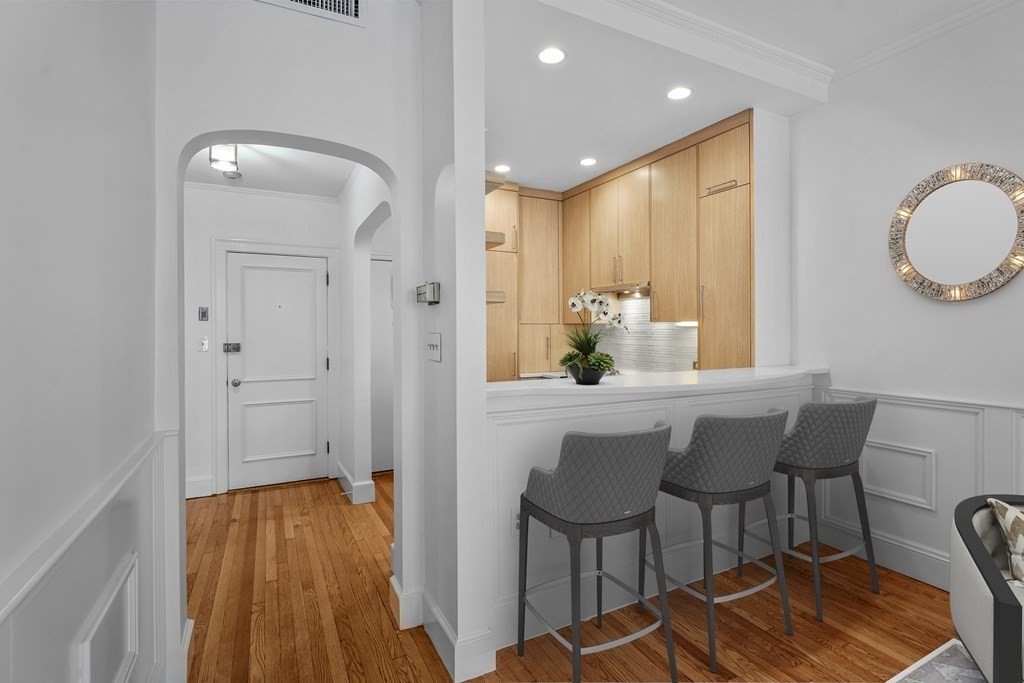 125 Beacon Street, Unit 5 Boston, MA 02116 - Photo 3 of 13 a room with dining table and wooden floor