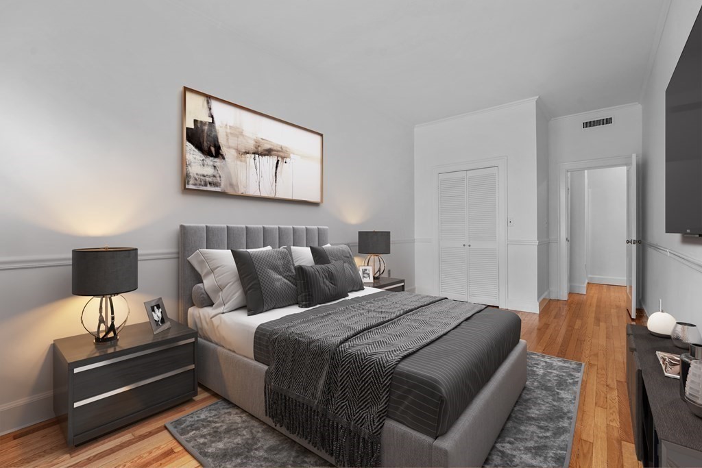 125 Beacon Street, Unit 5 Boston, MA 02116 - Photo 8 of 13 a bedroom with a bed and wooden floor