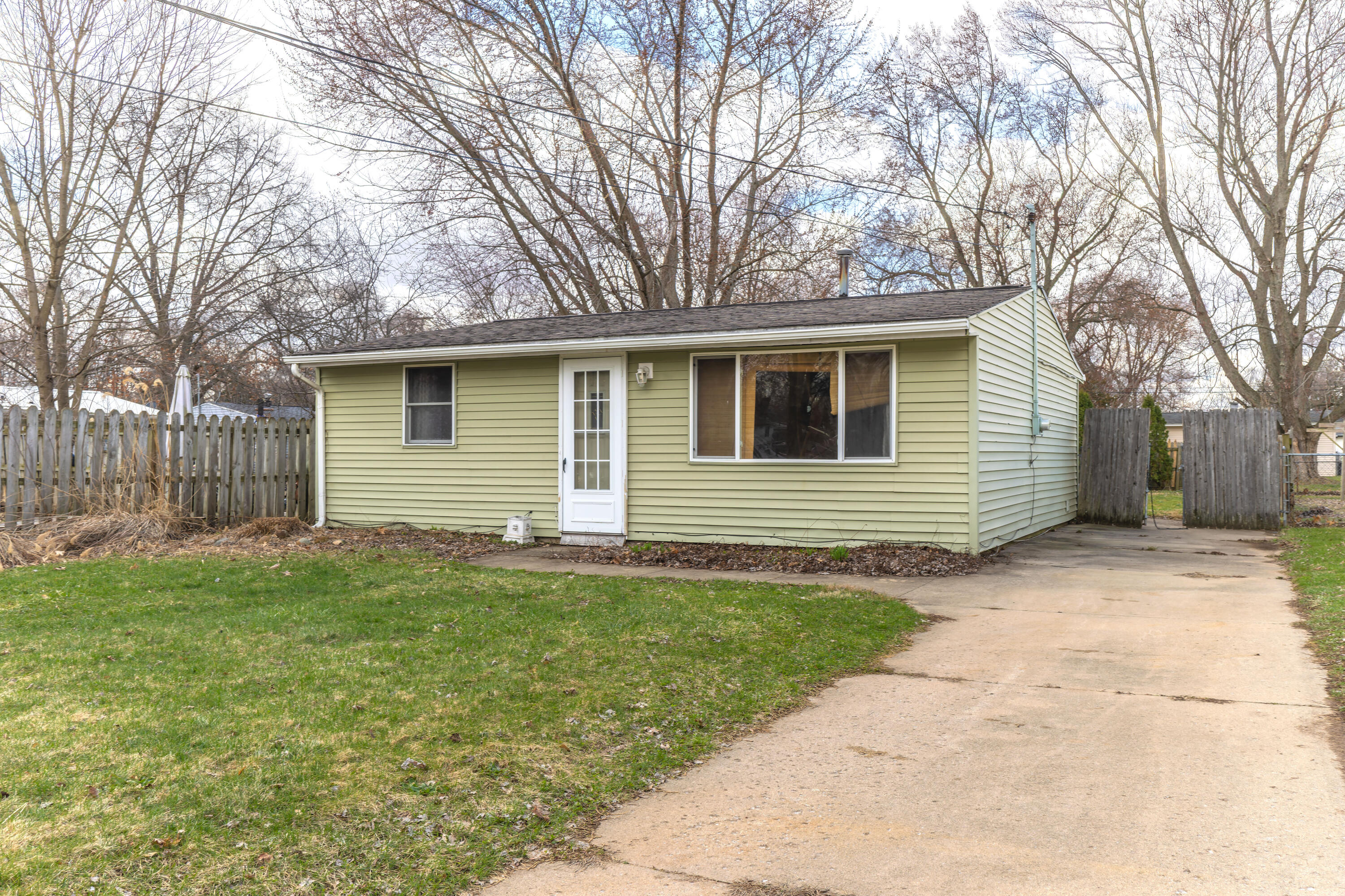 241 North 26th Street Springfield, MI 49037 - Photo 1 of 26 26th_St_241-3